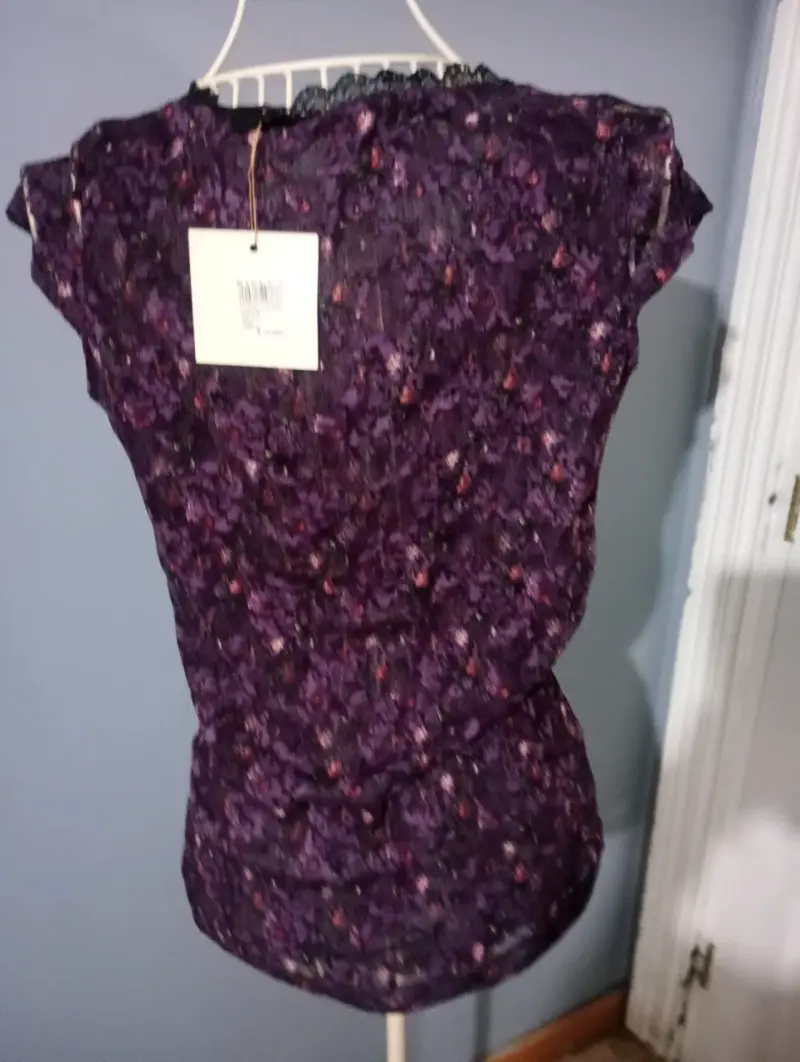 Blusa de encaje morada con lazo floral - 2