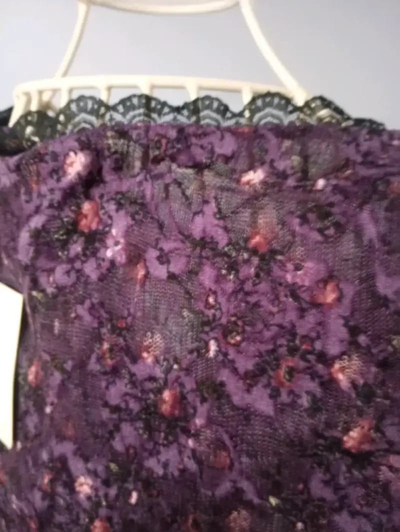 Blusa de encaje morada con lazo floral - 3