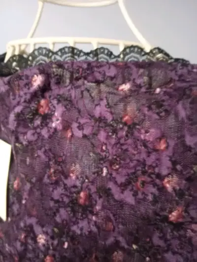 Blusa de encaje morada con lazo floral - miniatura 3