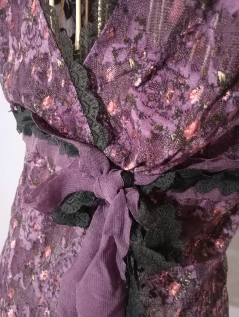 Blusa de encaje morada con lazo floral - 4
