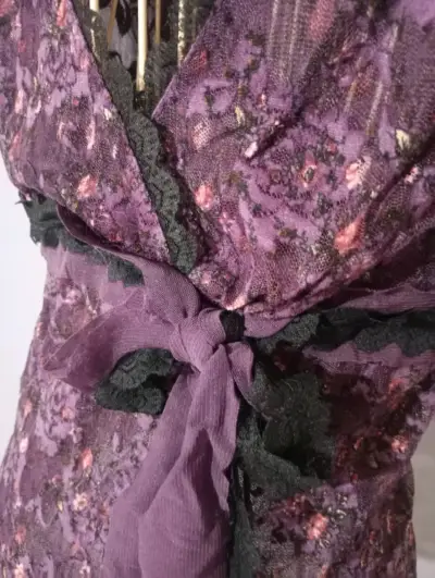 Blusa de encaje morada con lazo floral - miniatura 4