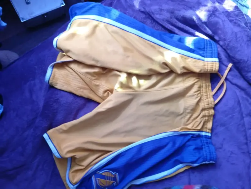 Shorts de Baloncesto Adidas NBA Amarillo y Azul - 1