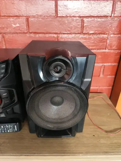 Equipo de sonido Samsung con parlantes potentes - miniatura 2