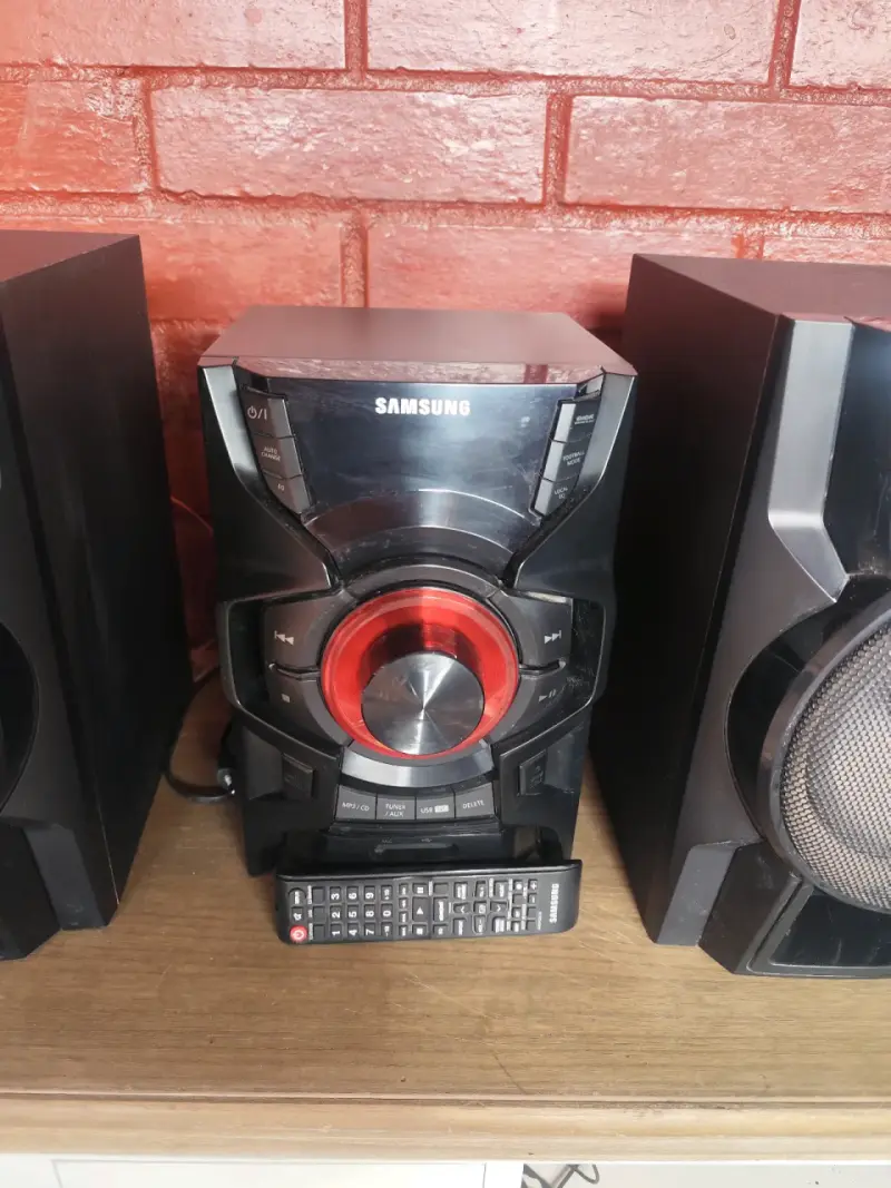 Equipo de sonido Samsung con parlantes potentes - 3