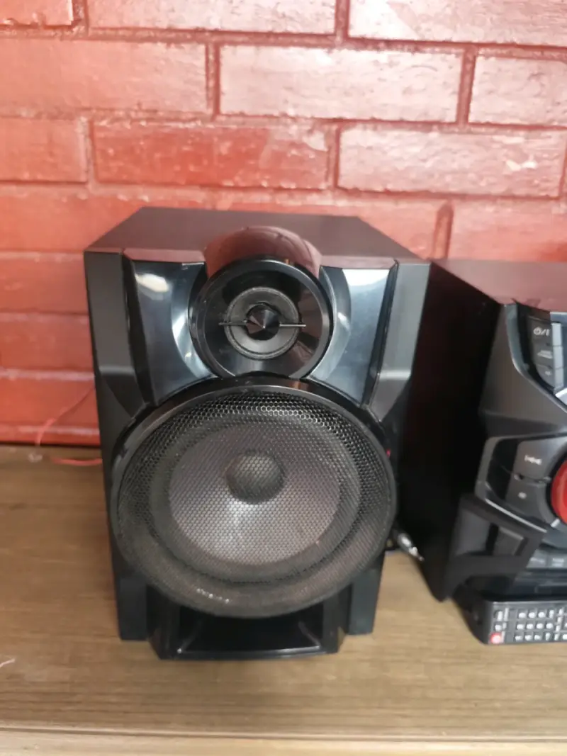 Equipo de sonido Samsung con parlantes potentes - 4