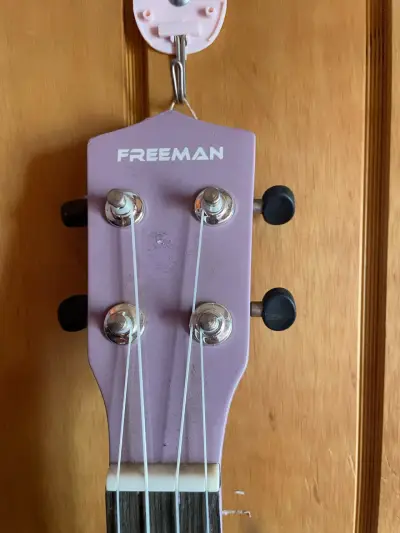 Ukulele soprano morado Freeman usado - miniatura 2