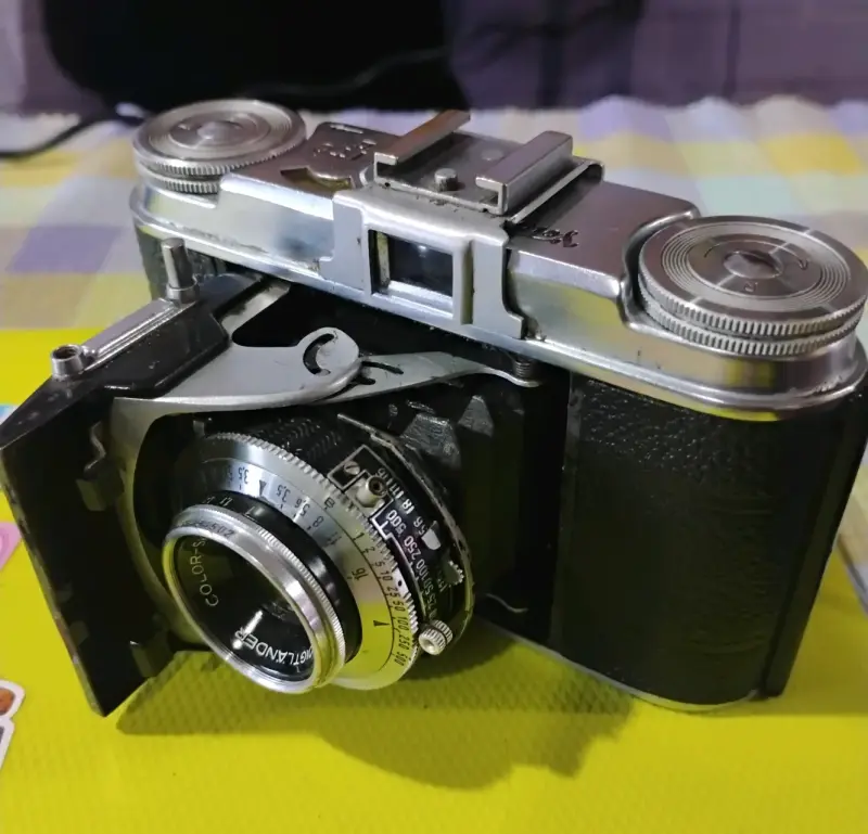 Cámara vintage Voigtländer con funda de cuero - 1
