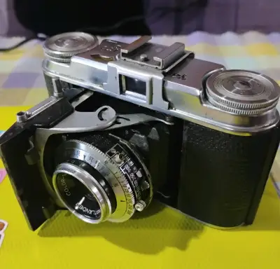 Cámara vintage Voigtländer con funda de cuero - miniatura 1