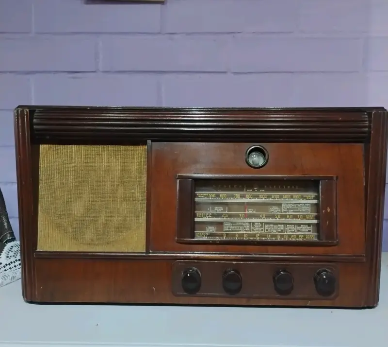 Radio antigua de madera General Electric