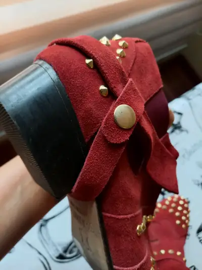 Botines de gamuza roja con tachas doradas - miniatura 1