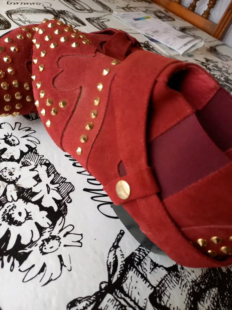 Botines de gamuza roja con tachas doradas - 2