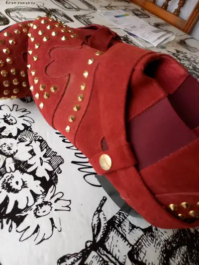 Botines de gamuza roja con tachas doradas - miniatura 2