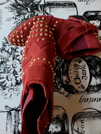 Botines de gamuza roja con tachas doradas - miniatura 3