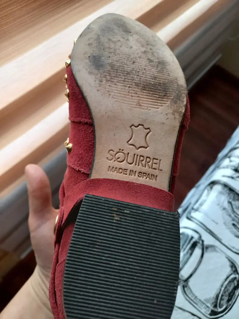 Botines de gamuza roja con tachas doradas - 4