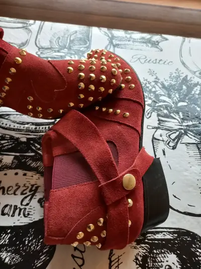 Botines de gamuza roja con tachas doradas - miniatura 5