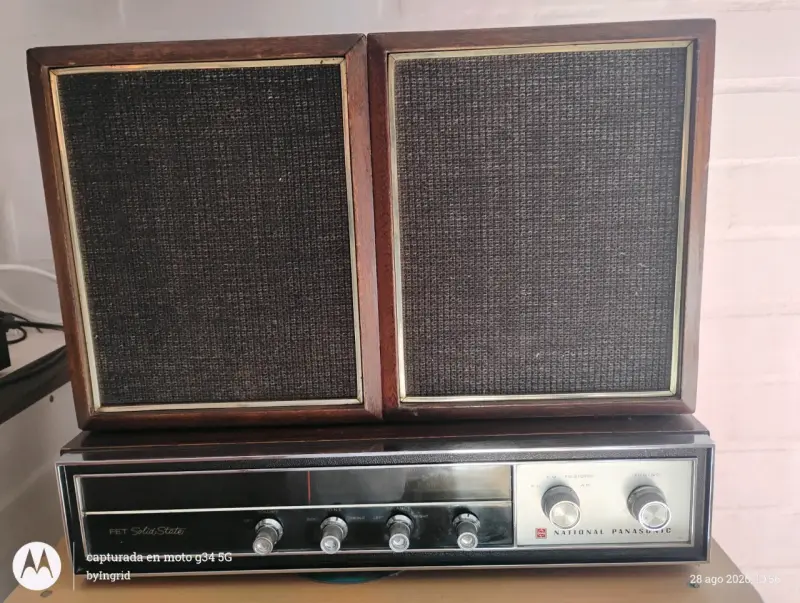 Radio vintage National Panasonic con parlantes - 1