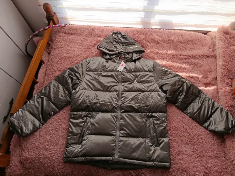 Chaqueta acolchada con capucha gris para hombre