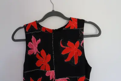 Vestido Desigual floral negro y rojo - miniatura 2