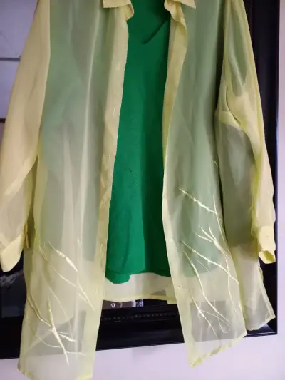 Blusa transparente amarilla con bordado floral - miniatura 1