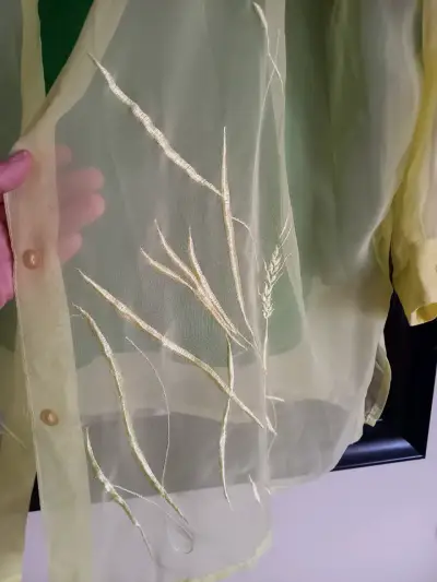 Blusa transparente amarilla con bordado floral - miniatura 2