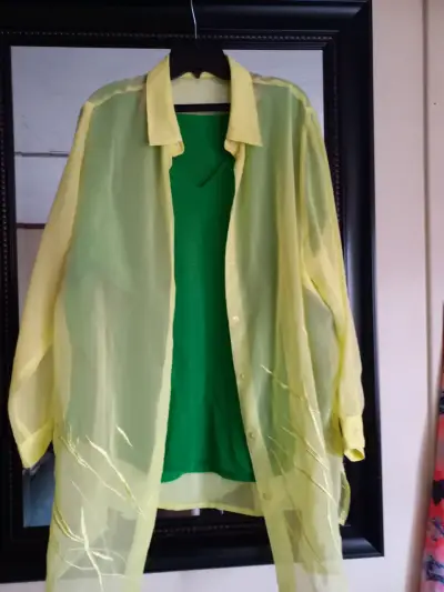 Blusa transparente amarilla con bordado floral - miniatura 5