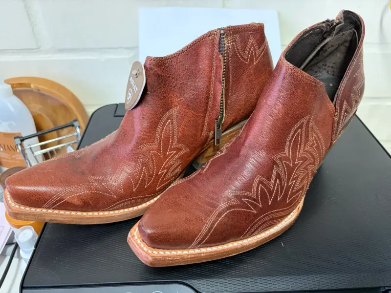 Botines de cuero marrón Ariat con diseño bordado - 1