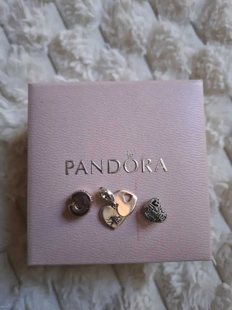 Pulsera Pandora con dijes de corazón - 1