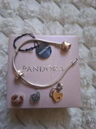 Pulsera Pandora con dijes de corazón - miniatura 3