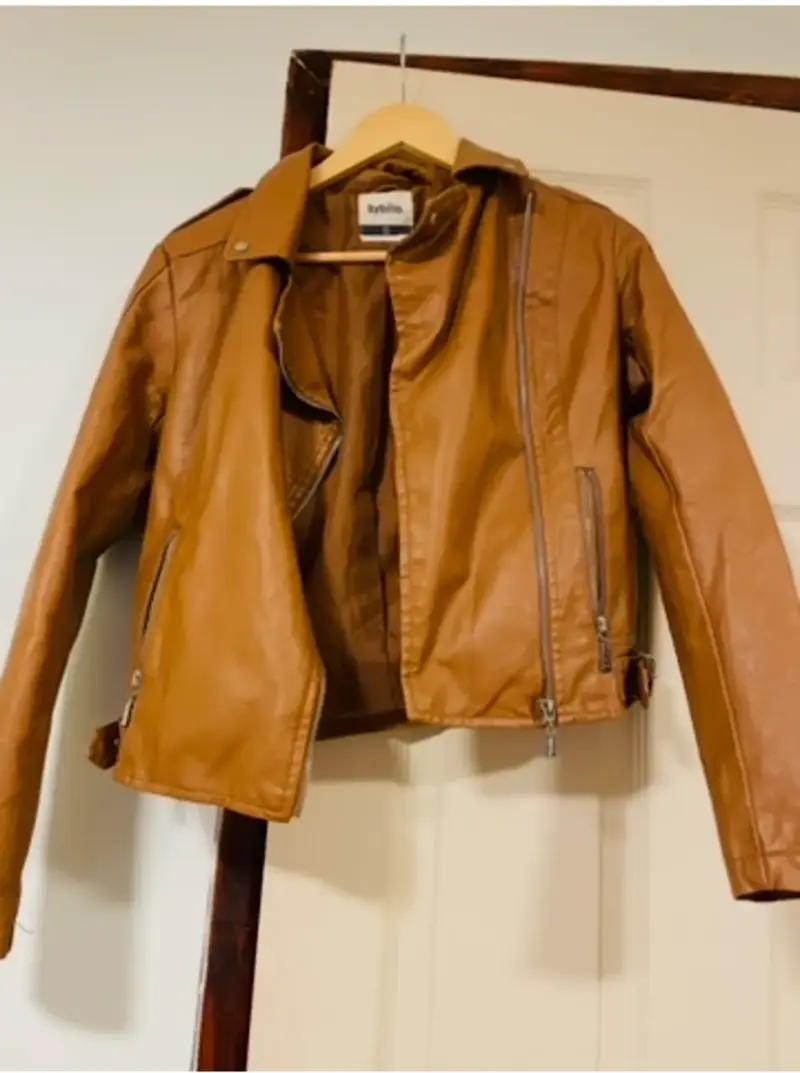 Chaqueta de ecocuero sintético marrón estilo biker