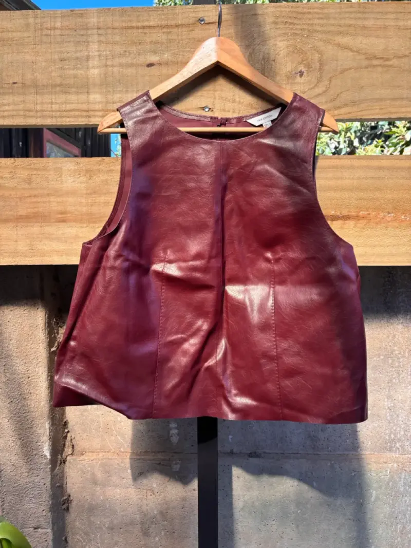 Blusa de simil cuero sin mangas color burdeos