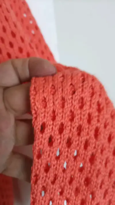Suéter tejido calado color coral - miniatura 2