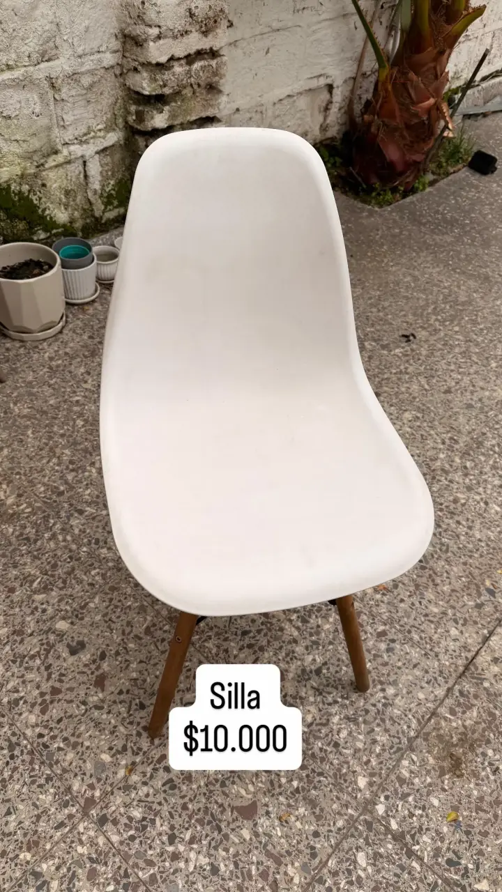 Silla blanca de diseño moderno