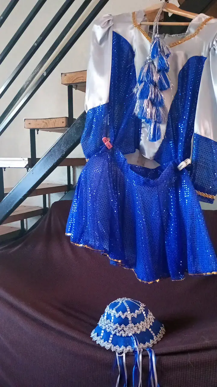 Disfraz de baile azul con lentejuelas
