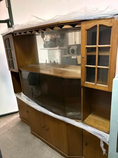 Vitrina de madera con puertas de vidrio - miniatura 1