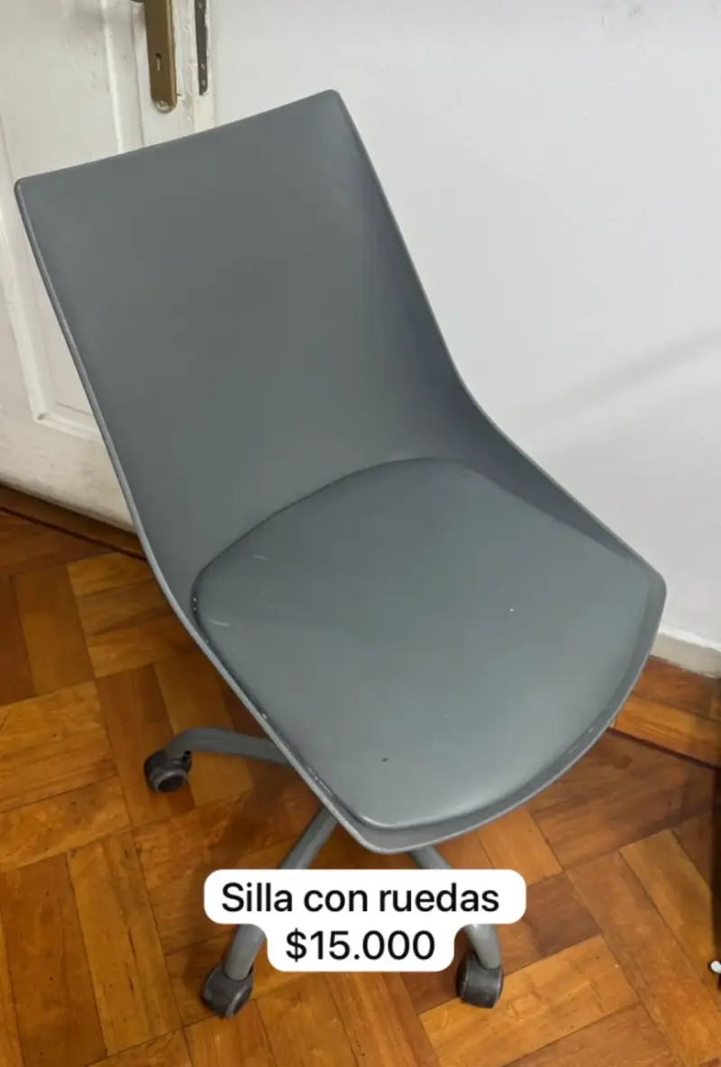 Silla de oficina gris con ruedas