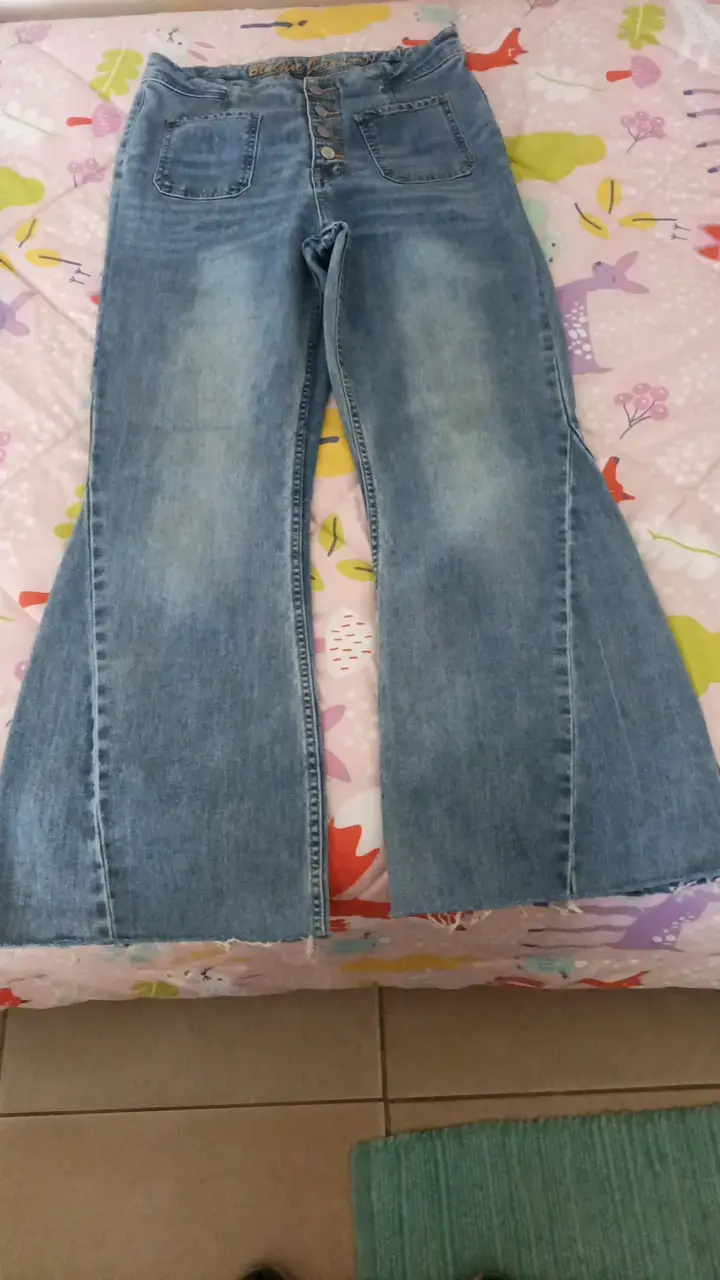 Jeans acampanados de mezclilla azul para mujer