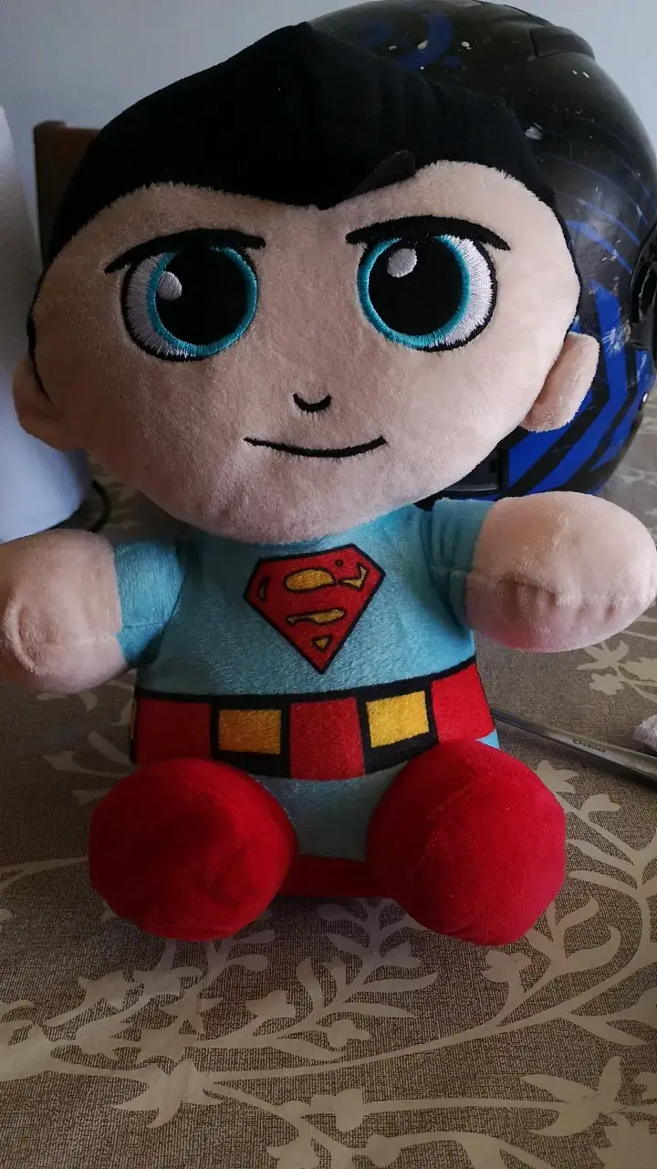 Peluche de superhéroe con traje azul y rojo