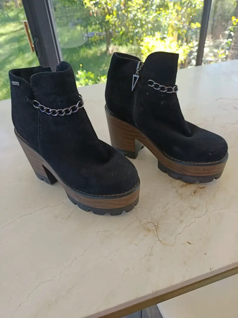 Botines negros de gamuza con plataforma y cadena - 1