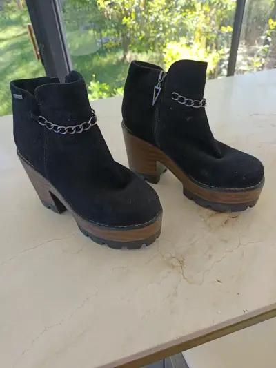 Botines negros de gamuza con plataforma y cadena - miniatura 1