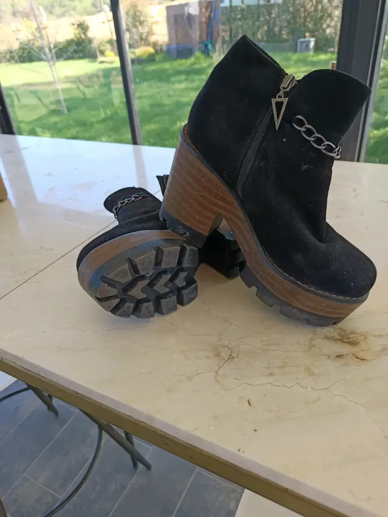Botines negros de gamuza con plataforma y cadena - 2