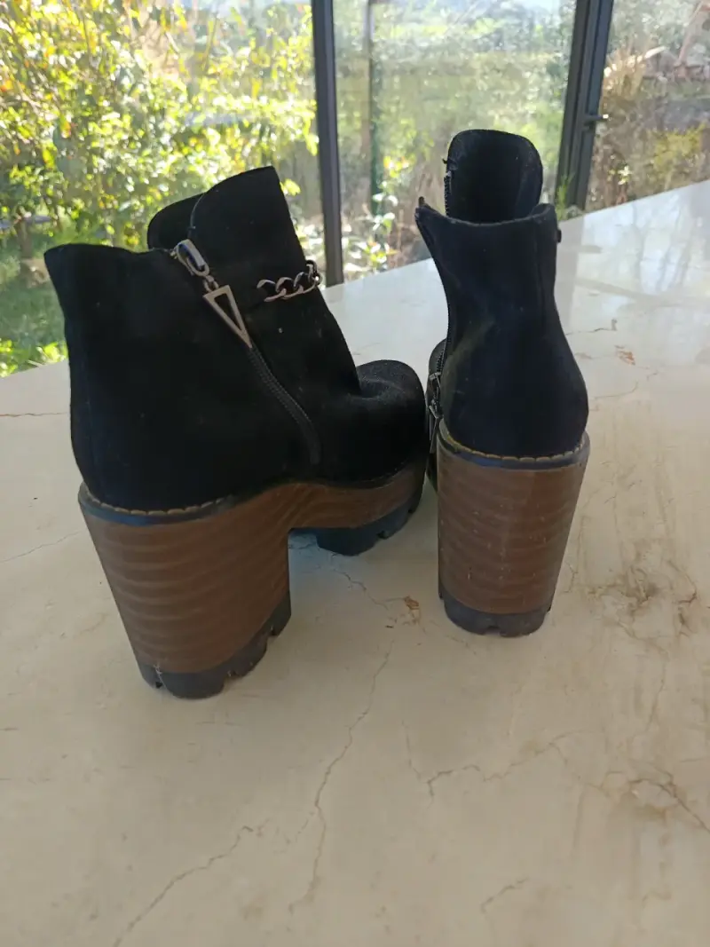 Botines negros de gamuza con plataforma y cadena - 3
