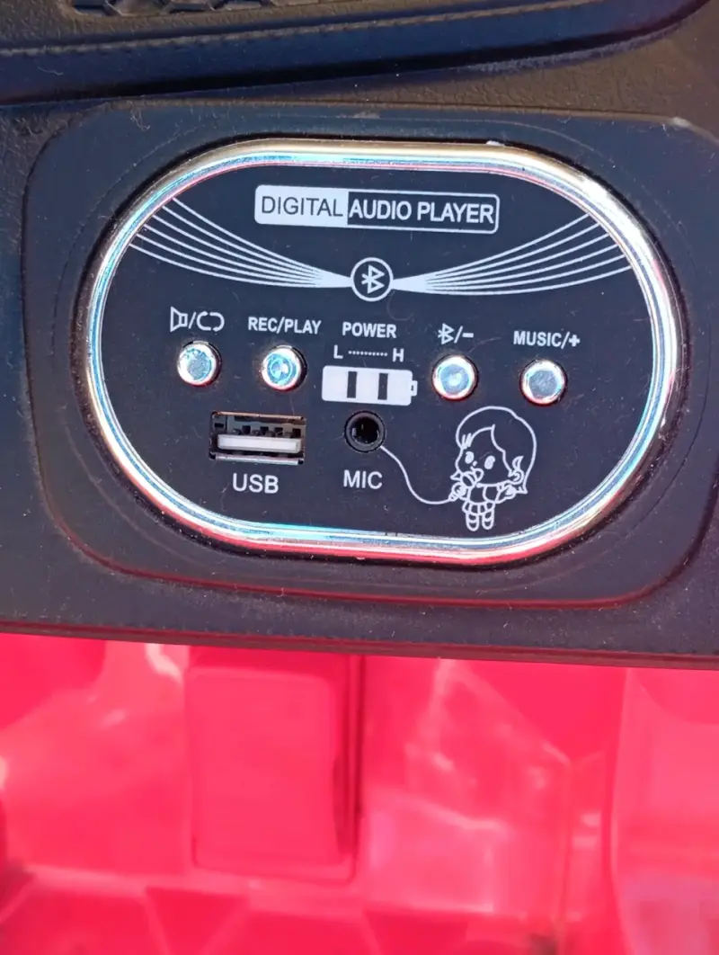 Auto eléctrico para niño con reproductor de audio - 1