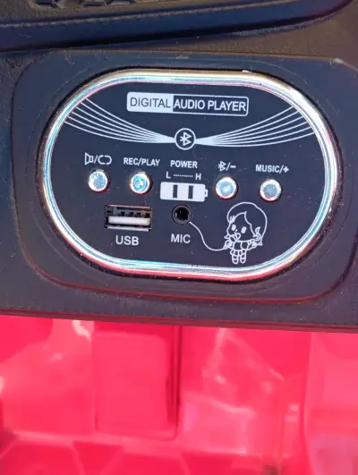 Auto eléctrico para niño con reproductor de audio - miniatura 1