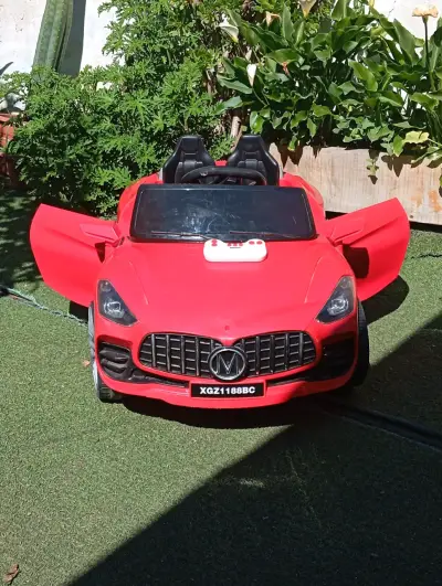 Auto eléctrico para niño con reproductor de audio - miniatura 2