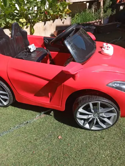 Auto eléctrico para niño con reproductor de audio - miniatura 3