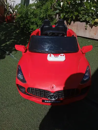Auto eléctrico para niño con reproductor de audio - miniatura 4