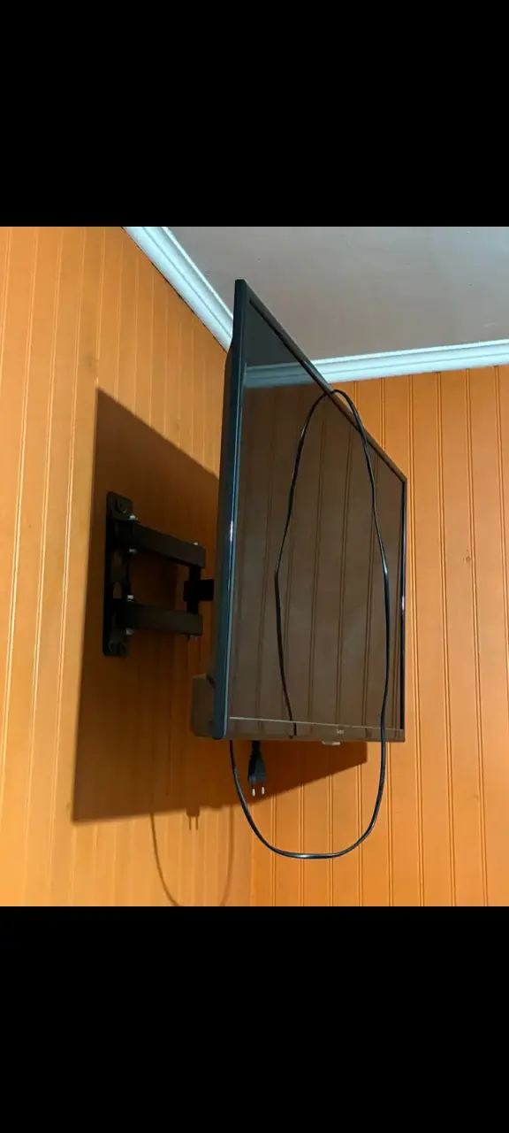 Televisor Daewoo de 40 pulgadas con soporte - 2