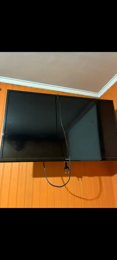 Televisor Daewoo de 40 pulgadas con soporte - miniatura 3