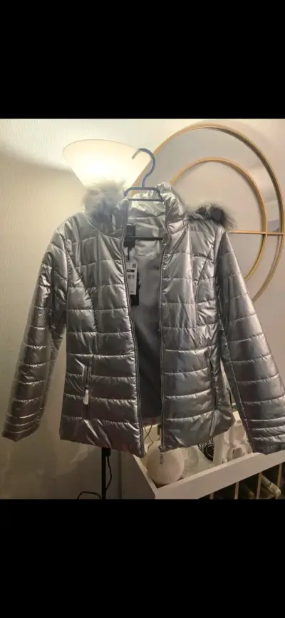 Chaqueta acolchada plateada con capucha de piel - miniatura 1