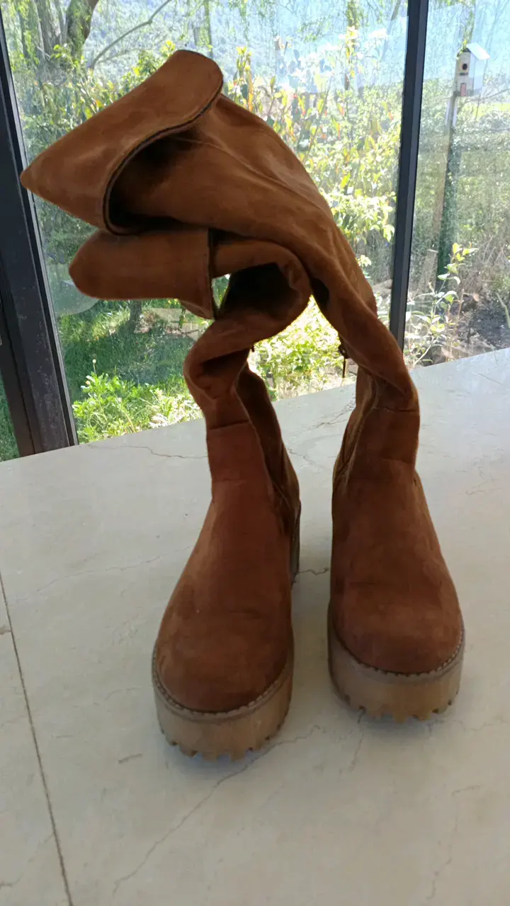 Botas largas de gamuza marrón para mujer - 1